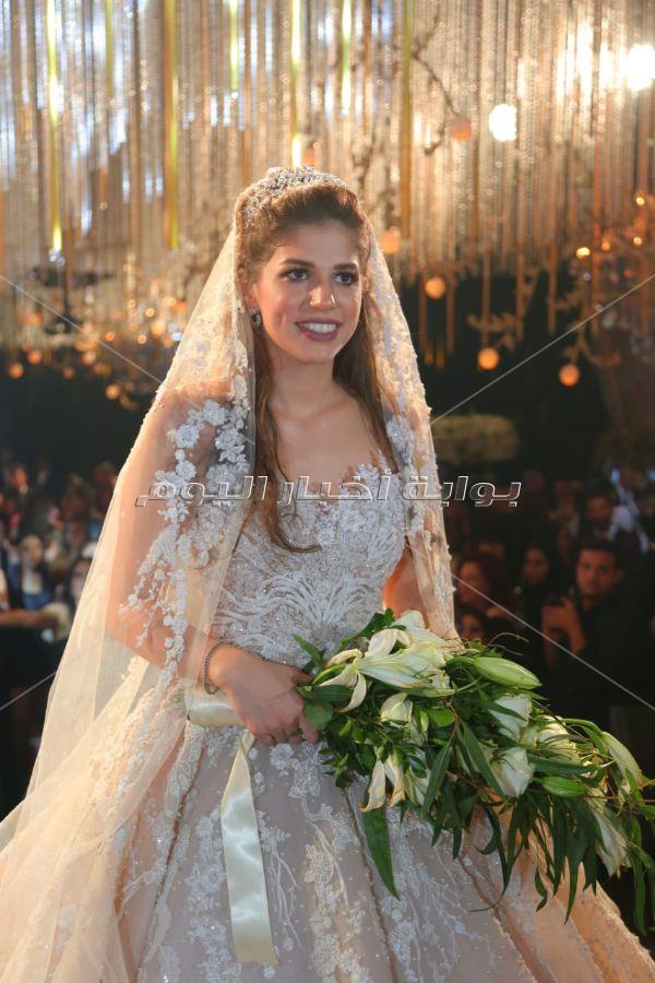 دينا الشربيني بصحبة عمرو دياب في حفل زفاف شقيقة ملك قورة