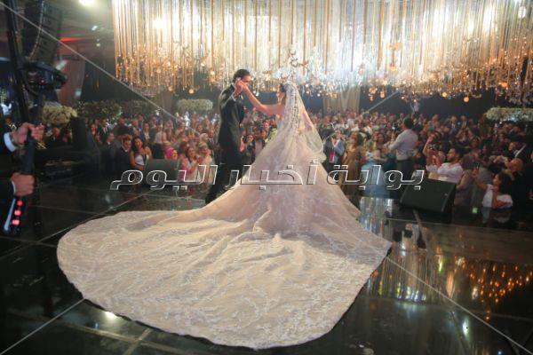 دينا الشربيني بصحبة عمرو دياب في حفل زفاف شقيقة ملك قورة