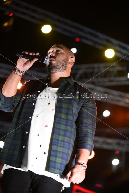 العسيلي يختتم حفل الجامعة المصرية الصينية بأجمل أغنياته