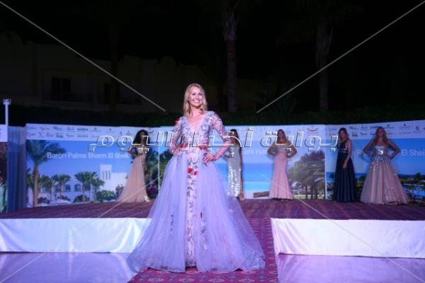 ملكات جمال بلجيكا يرفعون علم مصر في شرم الشيخ