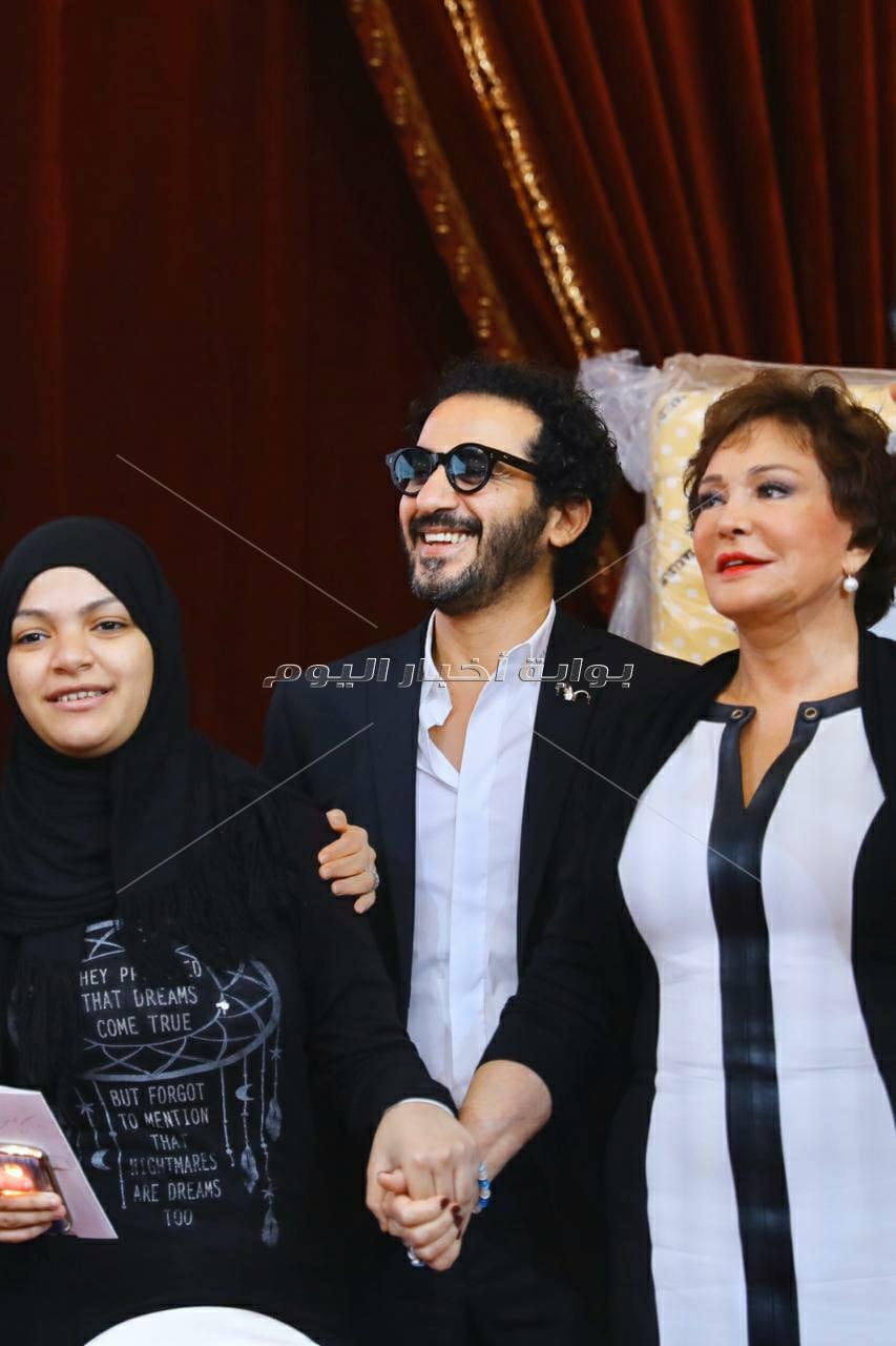 حماقي يُشعل احتفالية «تسير زواج الفتيات» بدويتو مع أحمد حلمي