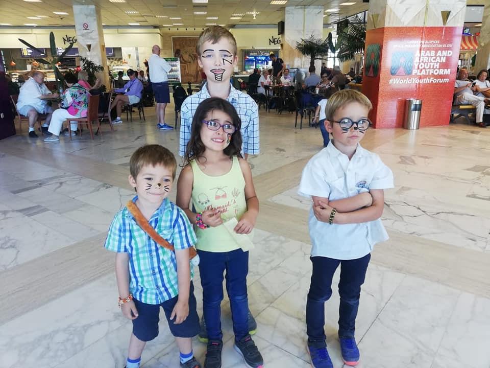 مطار أسوان الدولي يحتفل مع المسافرين بـ«عيد الرعب»