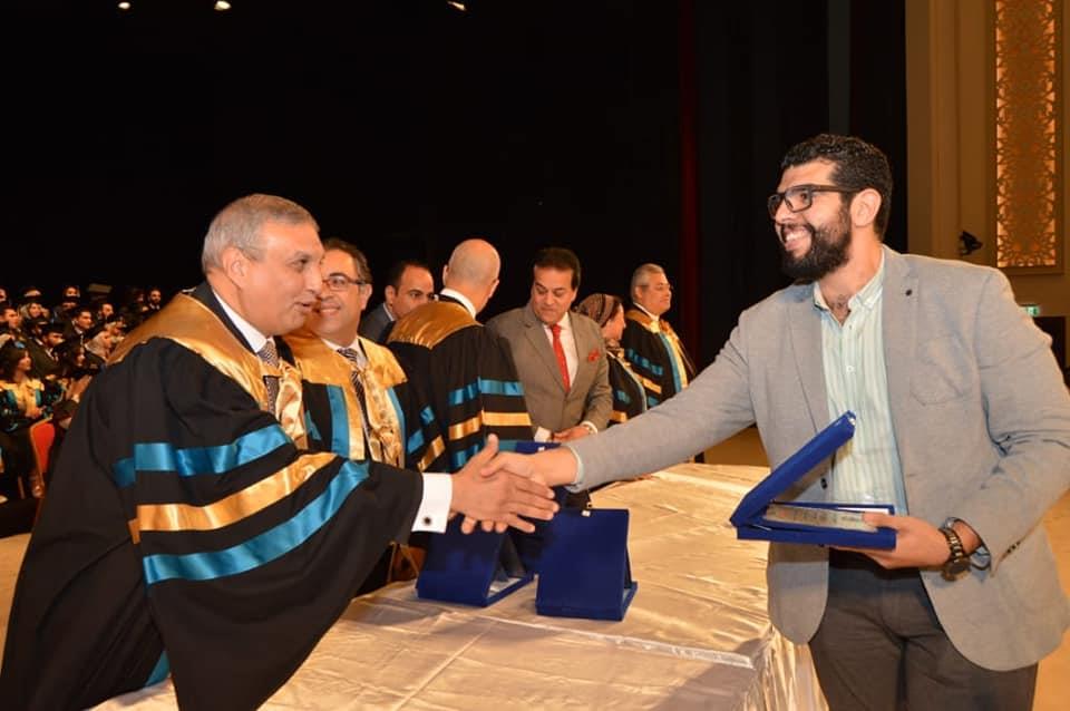 وزير التعليم العالي يشهد حفل تخرج الدفعة التاسعة عشر لكلية طب الأسنان جامعة عين شمس