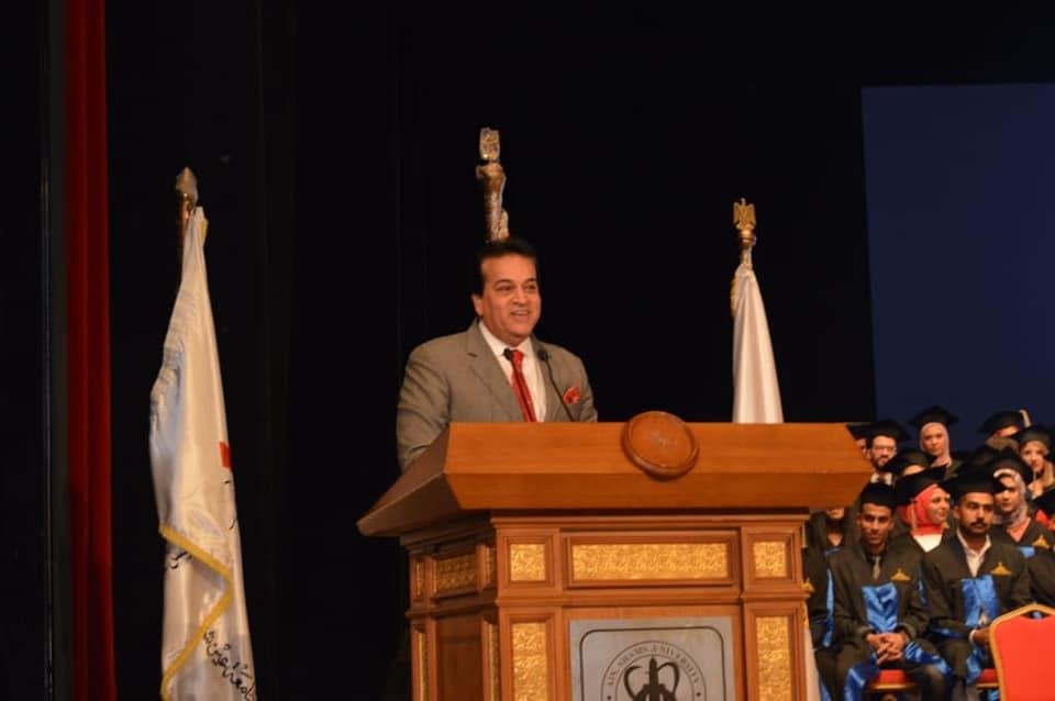 وزير التعليم العالي يشهد حفل تخرج الدفعة التاسعة عشر لكلية طب الأسنان جامعة عين شمس