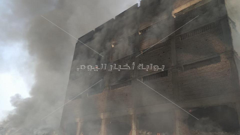 ننشر صورا من داخل «مصنع قليوب» المحترق بعد السيطرة على النيران 
