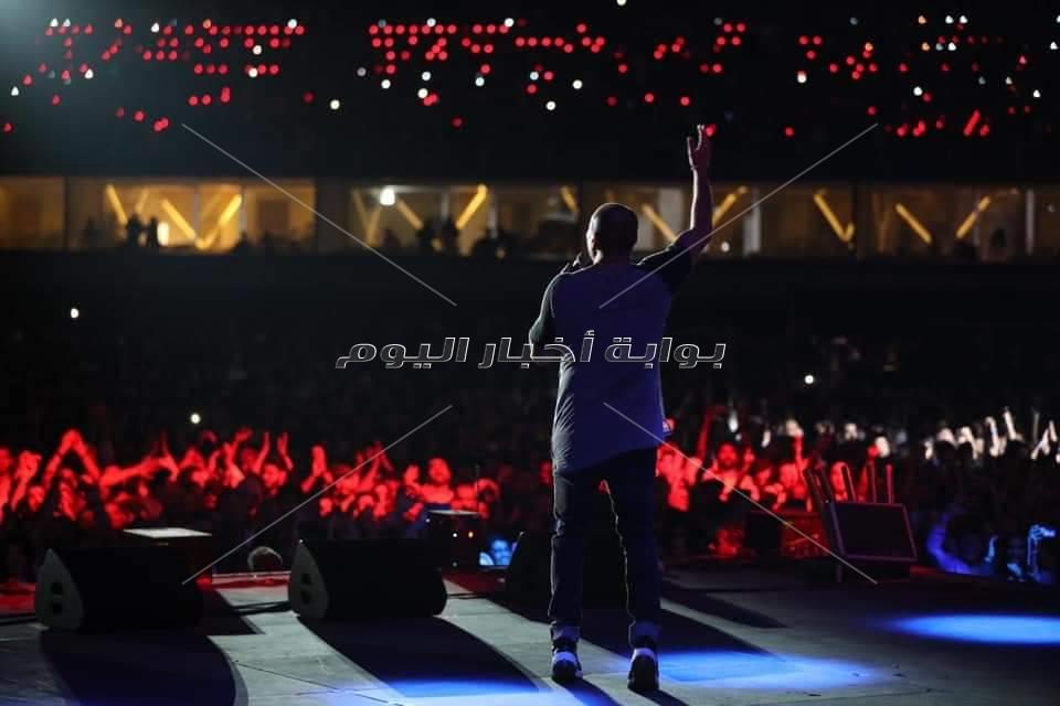 عمرو دياب يزلزل موسم الرياض والالاف يغنون معه