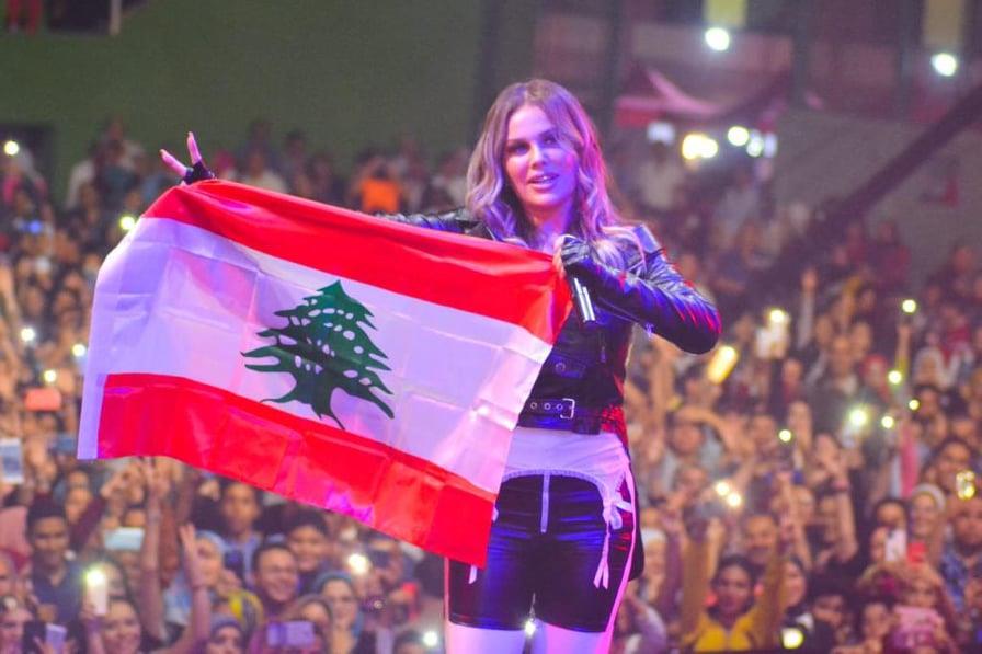  نيكول سابا ترفع العلم اللبناني