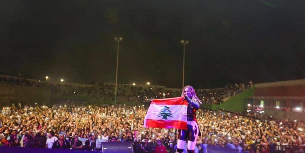  نيكول سابا ترفع العلم اللبناني