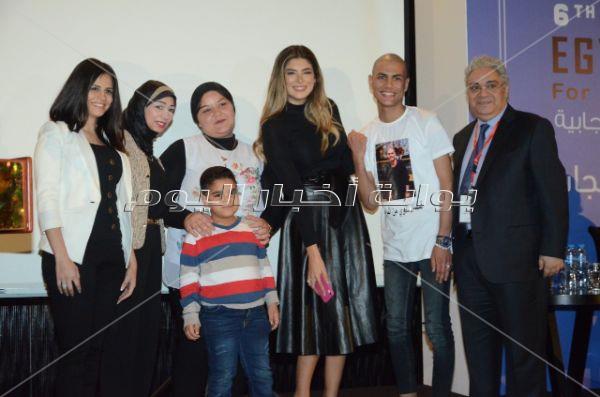 تكريم منى عبدالغني وهيدي كرم في احتفالية مبادرة مرضى السرطان