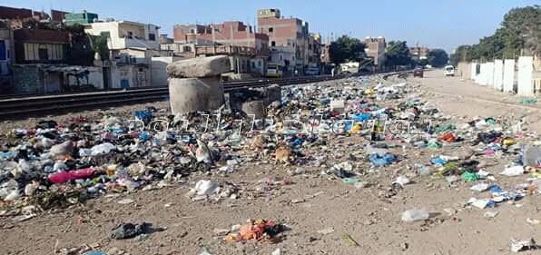 مياه الصرف والقمامة تُعيق وصول الطلبة لمدرسة في الإسكندرية