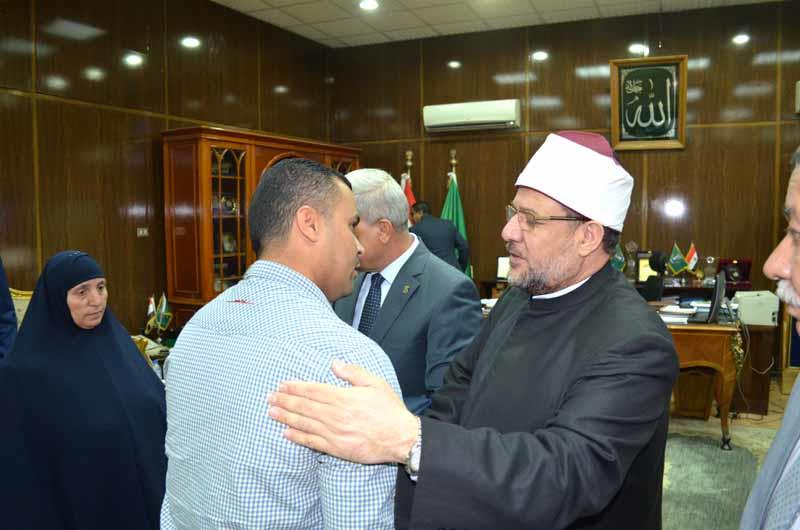  صور| وزير الأوقاف يعزي أسر الشهيدين قبل افتتاح مسجدهما بقويسنا