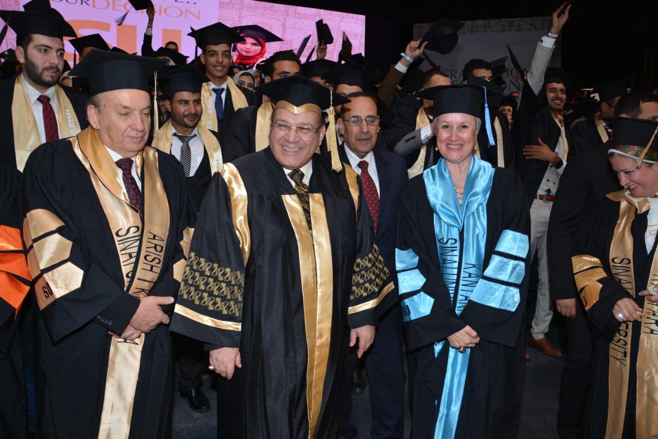 وزير التعليم العالي يشارك جامعة سيناء في تخريج دفعة من طلابها بالعريش