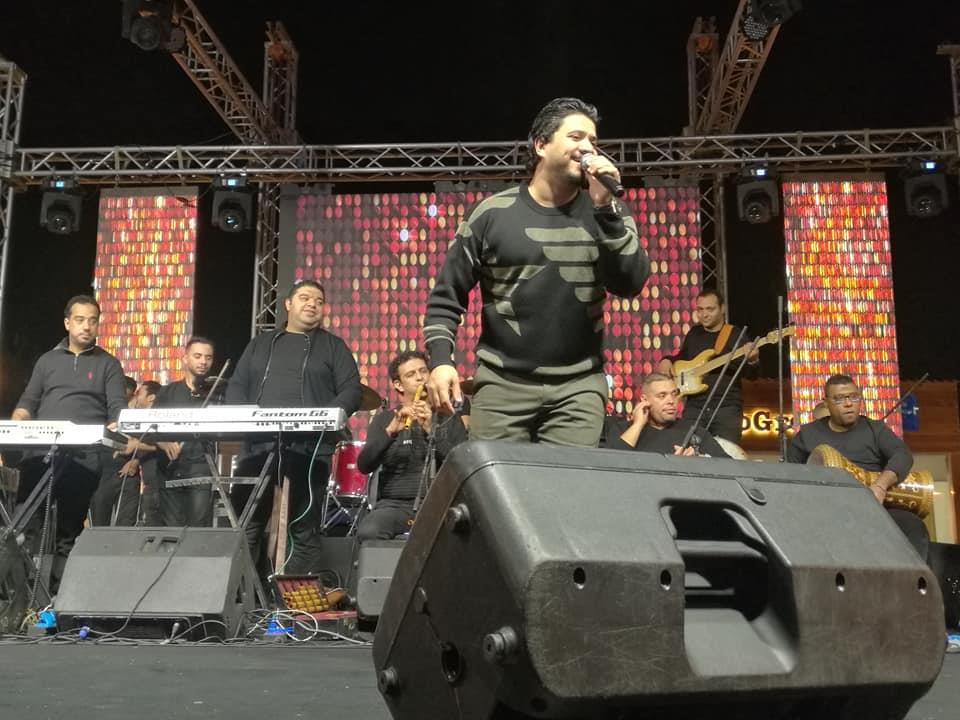 صور| مصطفى حجاج يُشعل حماس الجمهور بالقاهرة الجديدة بـ«خطوة»