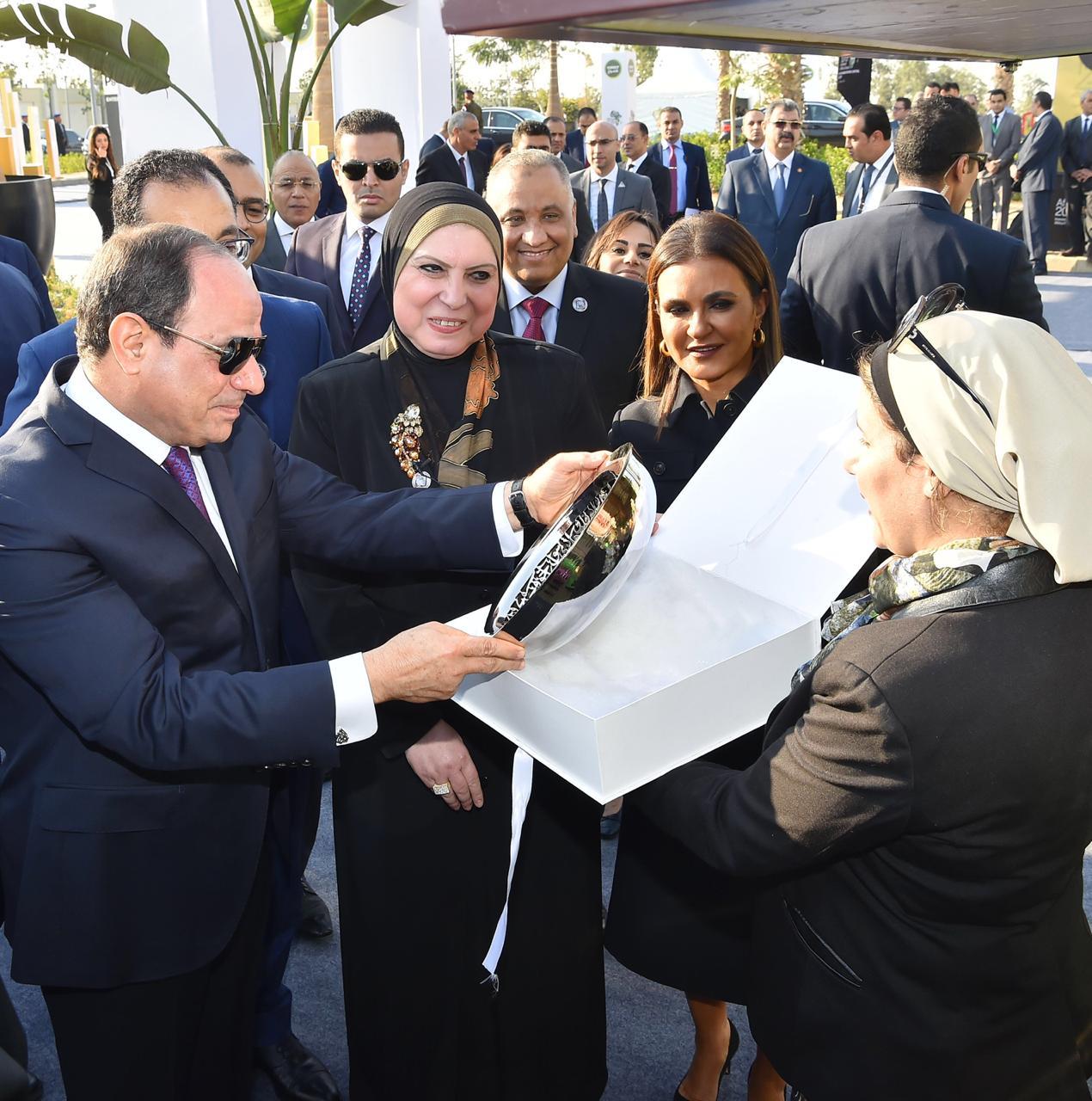 الرئيس السيسي يتفقد معرض تحيا مصر وريادة الاعمال بالعاصمة الادارية الجديدة 