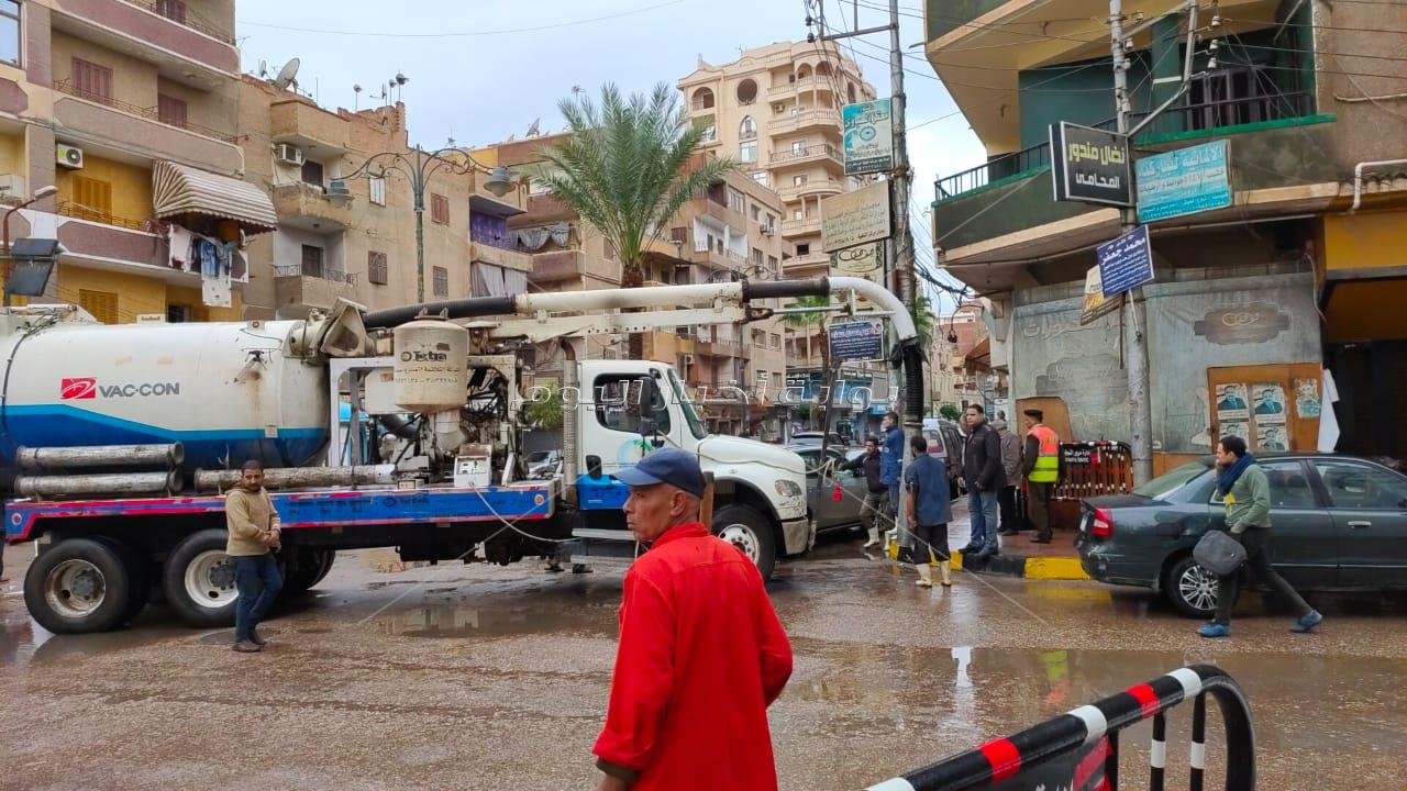 بالصور....عربات شفط المياه تقوم بسحب مياه الأمطار من شوارع المنوفيه
