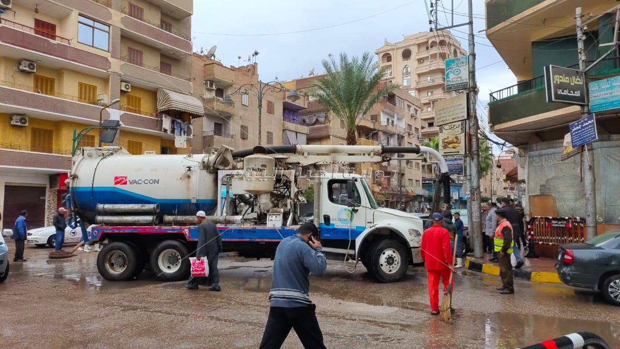 بالصور....عربات شفط المياه تقوم بسحب مياه الأمطار من شوارع المنوفيه