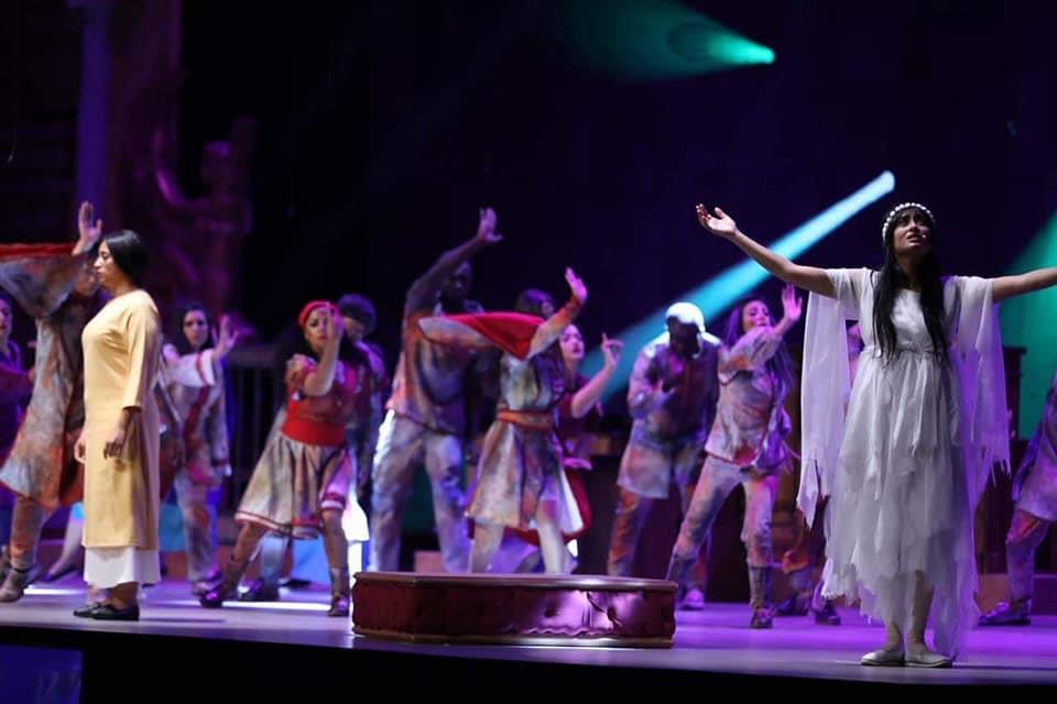 بالصور والفيديو ... تألق نجوم عرض مسرحية المحاكمة بافتتاح مسرح شباب العالم بحضور الرئيس السيسي