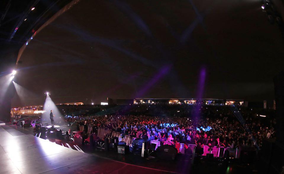 عمرو دياب يشارك جمهوره بصور حفله الثاني في الرياض