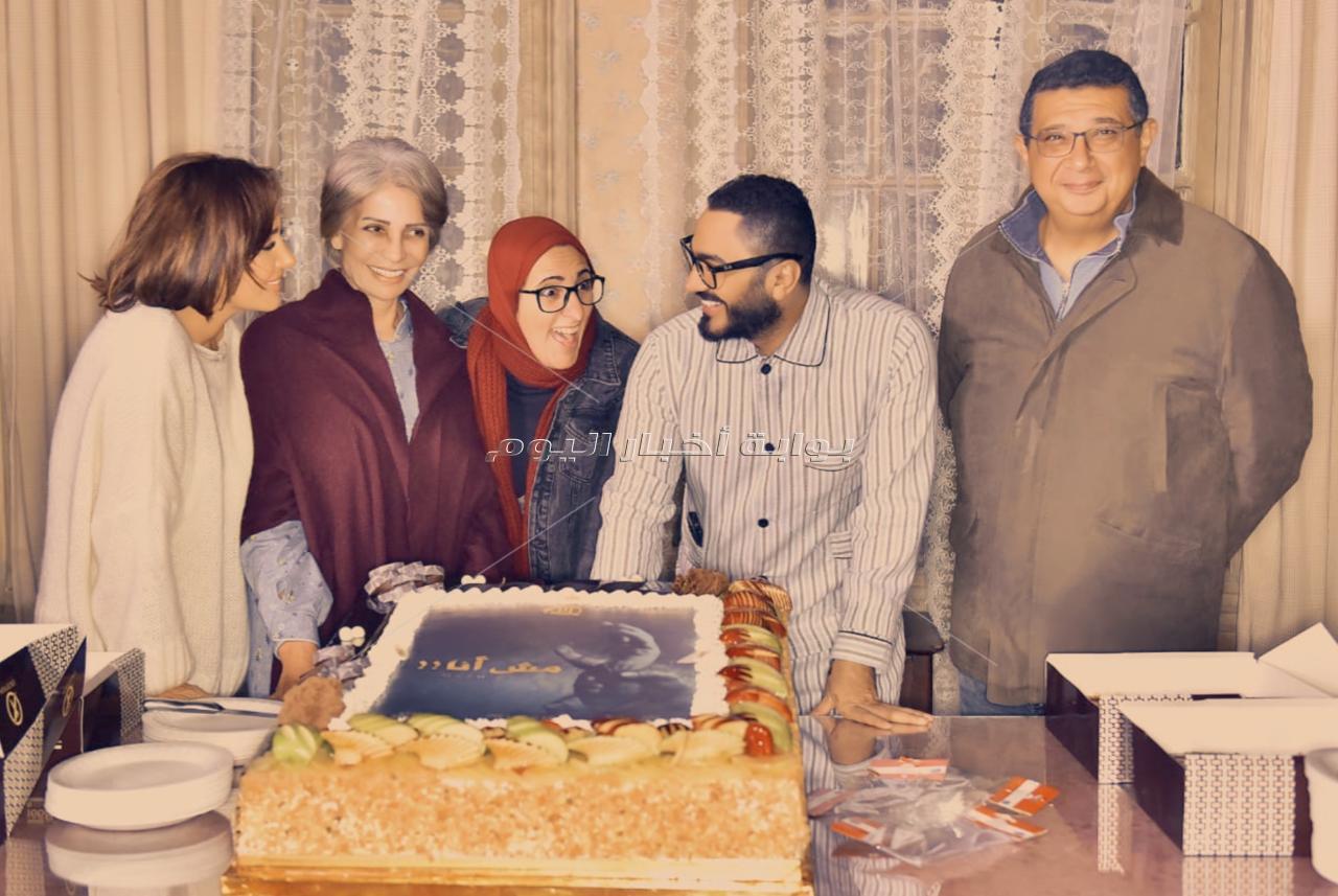 تامر حسني يحتفل ببدء تصوير "مش أنا" مع أبطال الفيلم