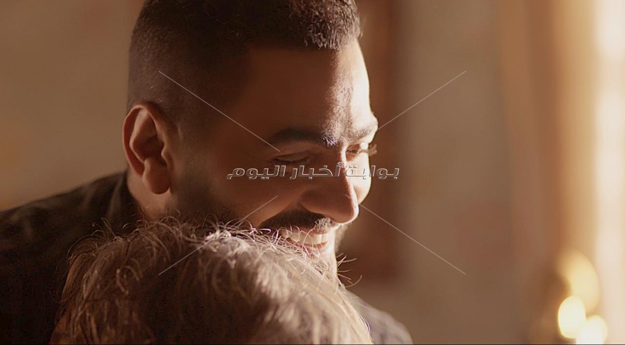 تامر حسني يحتفل ببدء تصوير "مش أنا" مع أبطال الفيلم