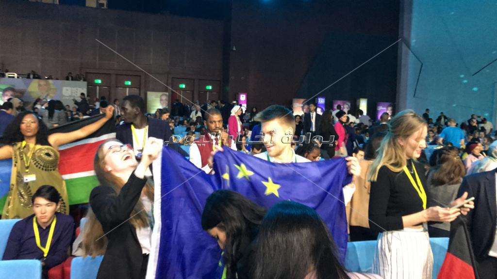 أعلام الدول تتعانق وتتراقص بمنتدى الشباب استعدادا للحفل الختامي