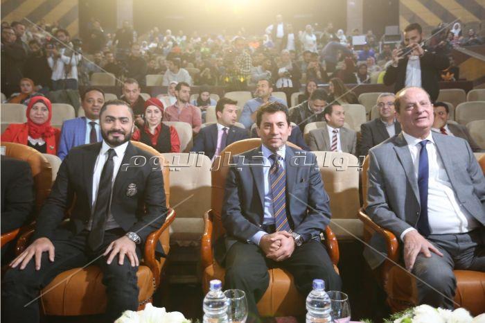 تامر حسني يُشعل مسرح وزارة الشباب والرياضة