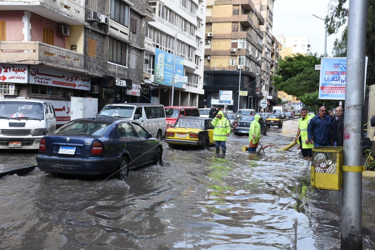 محافظ الإسكندرية يتفقد أعمال رفع تجمعات مياه الأمطار بالشوارع الغارقة