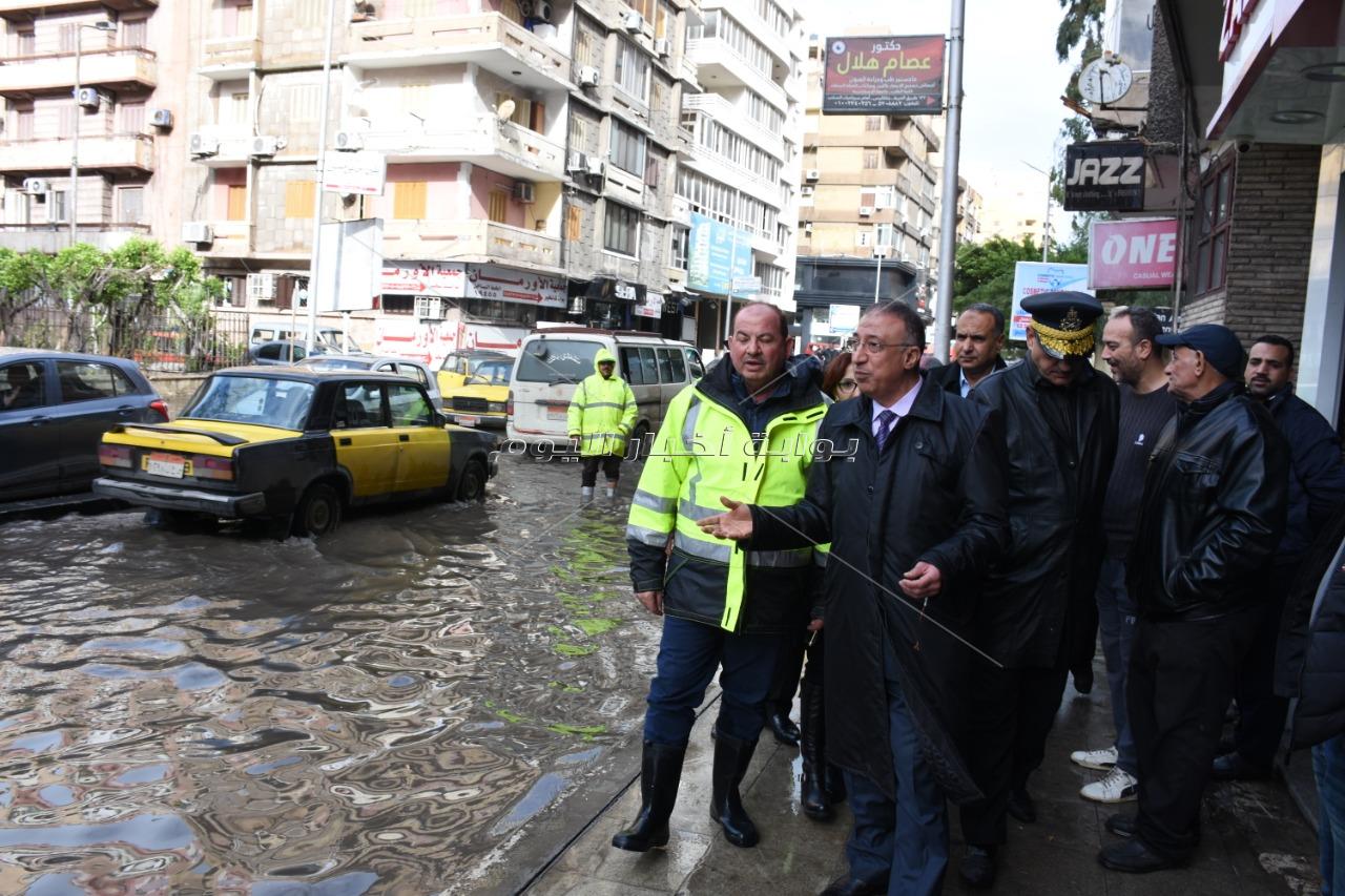 محافظ الإسكندرية يتفقد أعمال رفع تجمعات مياه الأمطار بالشوارع الغارقة