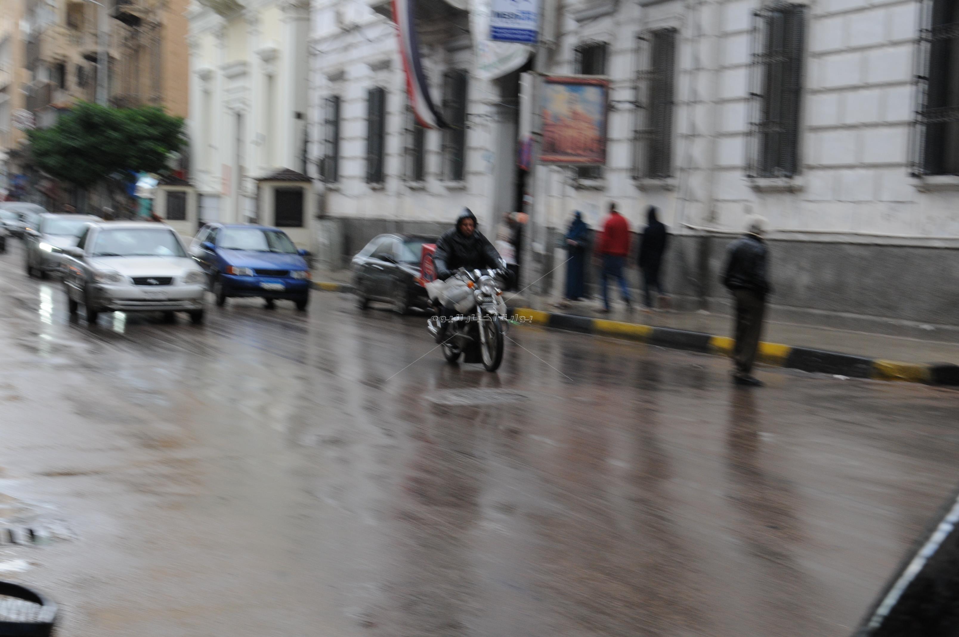 أمطار غزيرة على سواحل الإسكندرية بالتزامن مع نوة عيد الميلاد