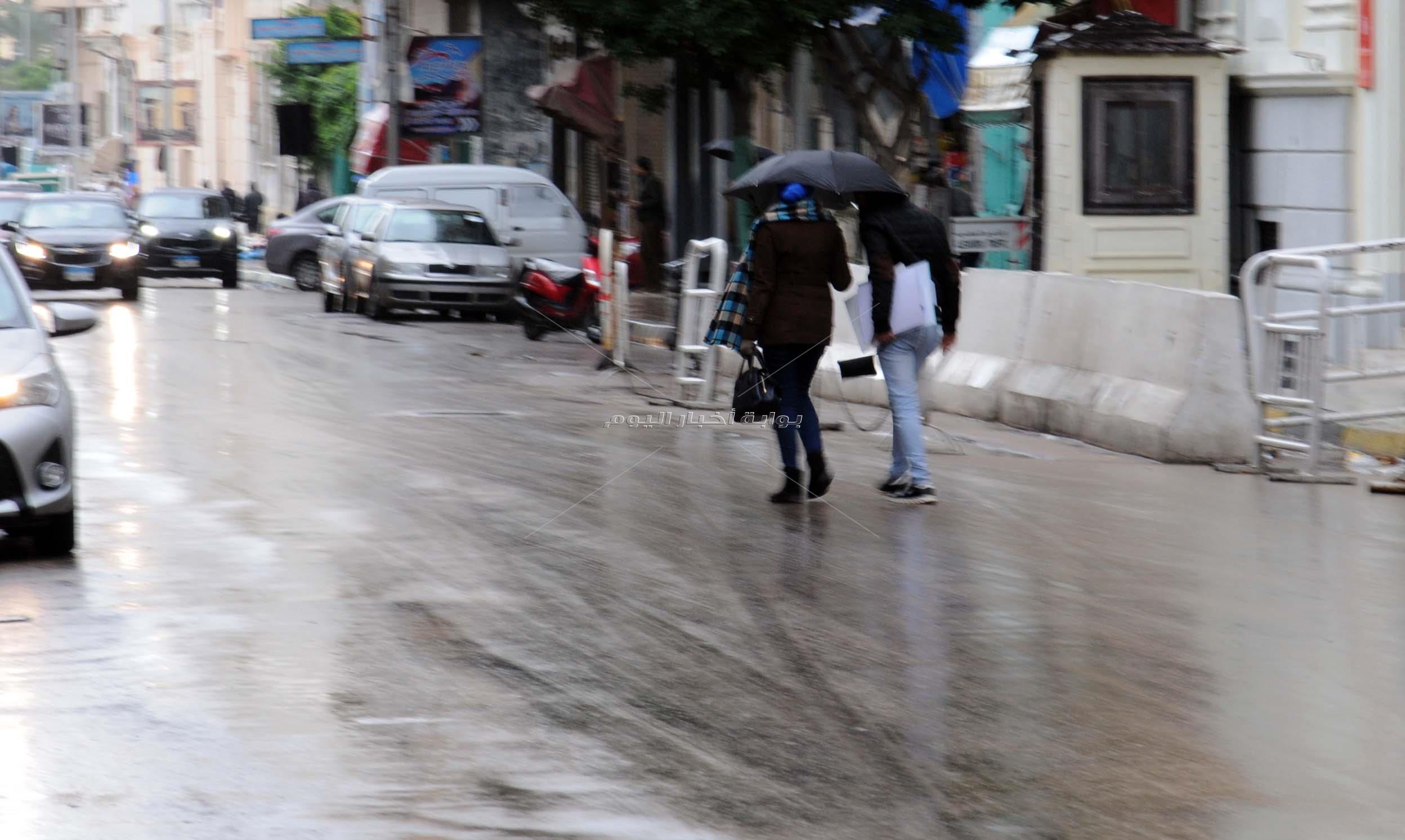 أمطار غزيرة على سواحل الإسكندرية بالتزامن مع نوة عيد الميلاد