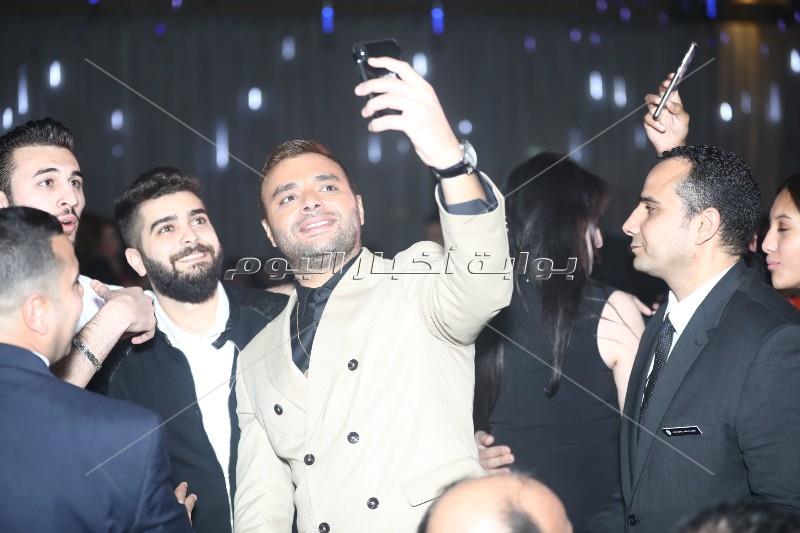 رامي صبري يتألق بحفل رأس السنة.. ويلتقط الصور مع جمهوره
