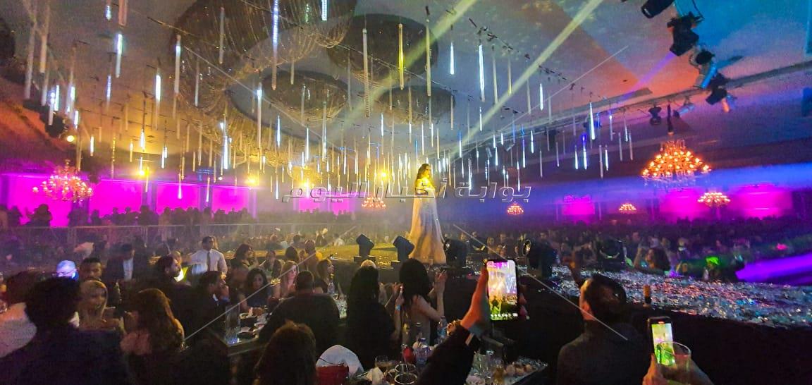 نيكول سابا تُشعل رأس السنة بإطلالة ساحرة في حفل «كامل العدد»