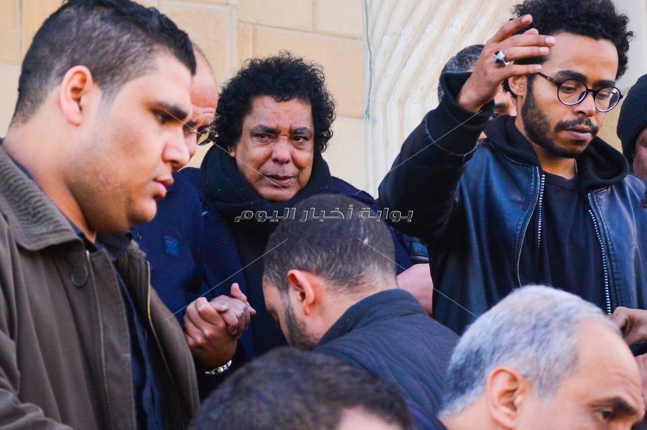 انهيار محمد منير في جنازة مدير أعماله