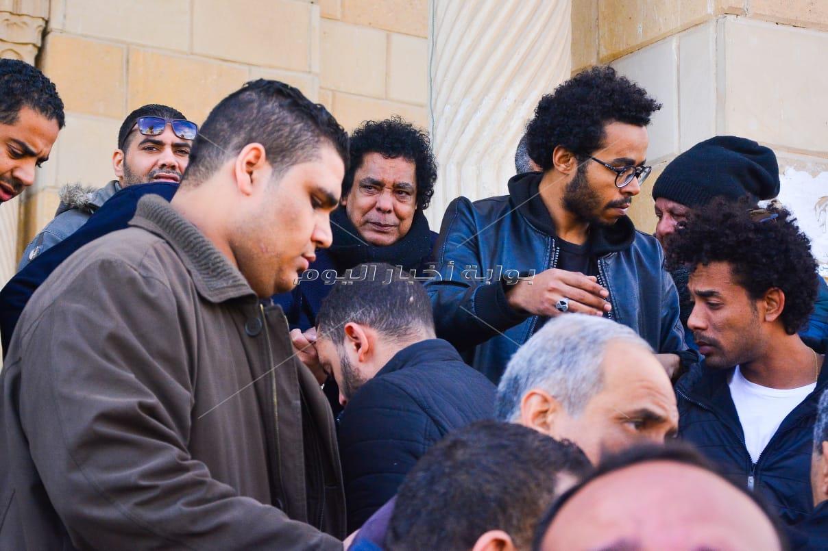 انهيار محمد منير في جنازة مدير أعماله