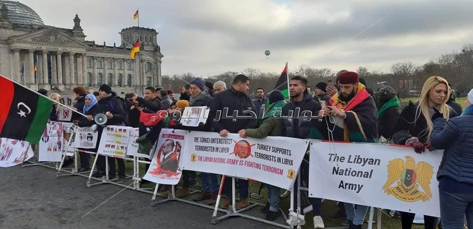 صور|باعلام البلدين .. الجاليات اللليبية والمصرية تنظم وقفة لتأييد الرئيس السيسي ببرلين