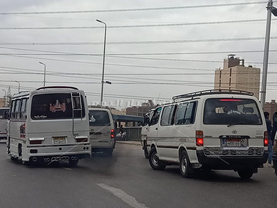 المواقف العشوائية تغزو الطريق الدائري بالجيزة والقليوبية.. والمسئولين  محلك سر