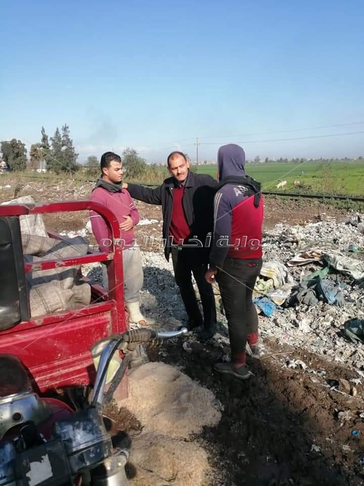 رئيس مجلس مدينة قطور يقود لودر في حملة نظافة بقرية الشين.. والمواطنون يشيدون به