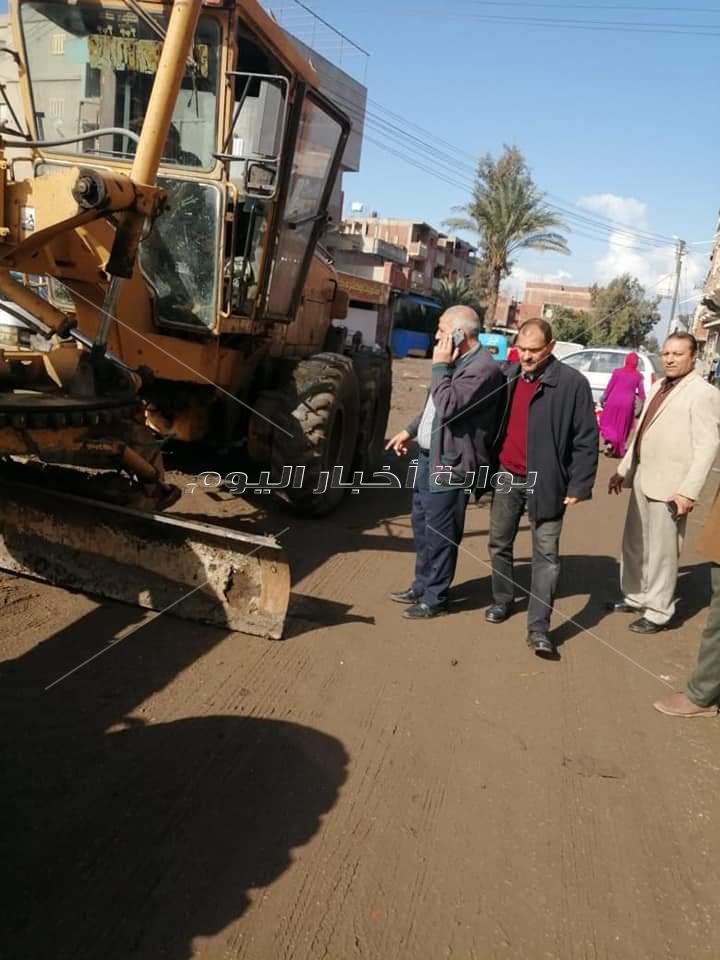 رئيس مجلس مدينة قطور يقود لودر في حملة نظافة بقرية الشين.. والمواطنون يشيدون به