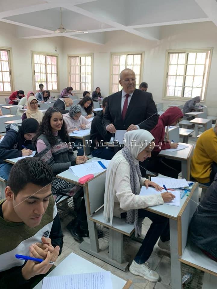 رئيس جامعة القاهرة يتفقد ختام ماراثون امتحانات مائتي الف طالب