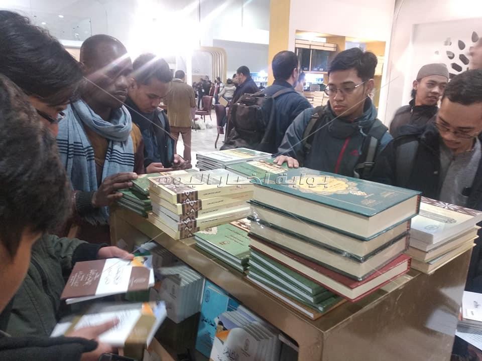  على كل شكل ولون.. معرض القاهرة الدولي للكتاب يشهد توافد الجنسيات المختلفة  