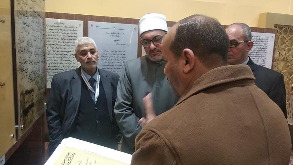 أمين البحوث الإسلامية يتعرف على تاريخ مخطوطات الأزهر بمعرض للكتاب 