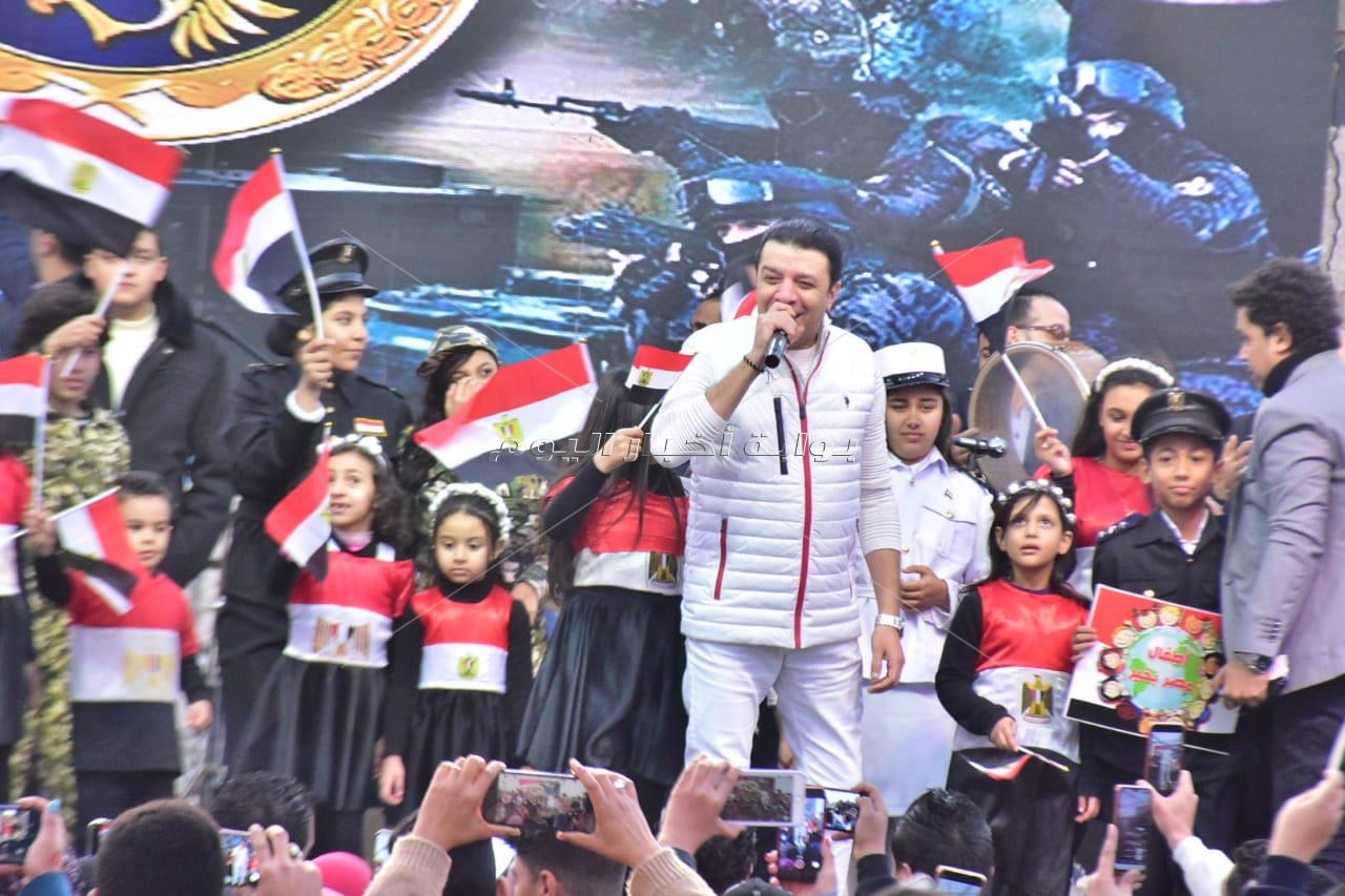 مصطفى كامل يُشعل احتفالية أعياد الشرطة بالأغاني الوطنية