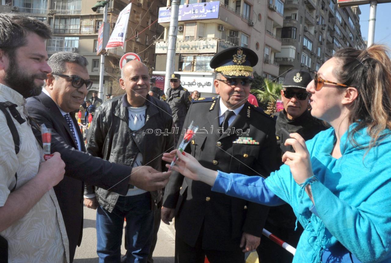 مدير أمن الجيزة يحتفل مع المواطنين بعيد الشرطة