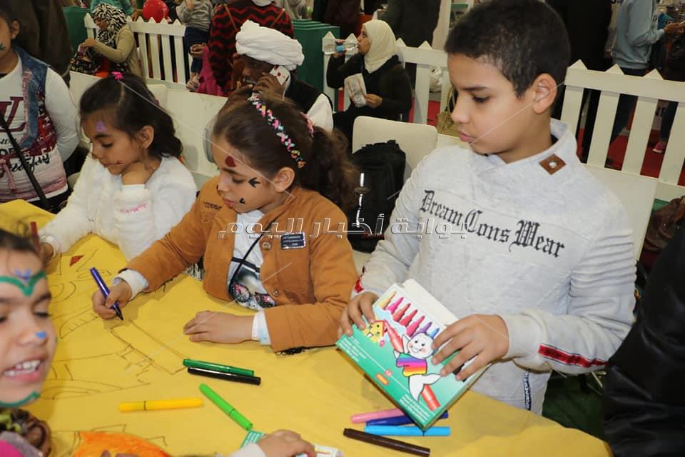 صور| "كيف تصنع قلادة فرعونية" ورشة فنية للطفل بمعرض الكتاب