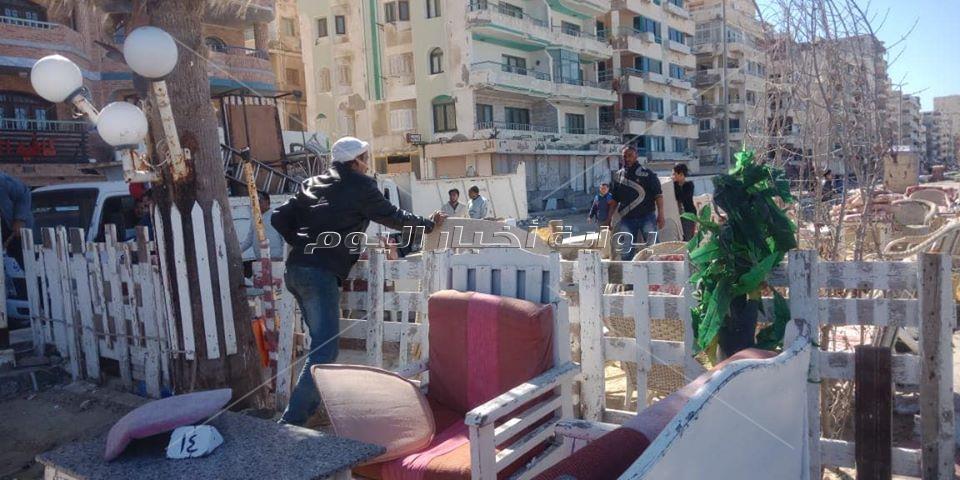 إزالة 13 كافيتريا وكشك مخالف بشاطئ النخيل في الإسكندرية