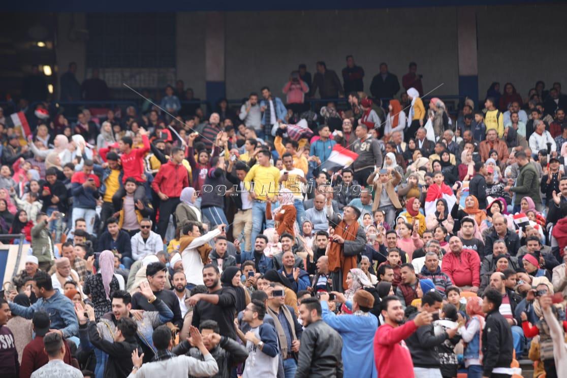 تامر حسني يُشعل حفل عيد الحب بإستاد القاهرة