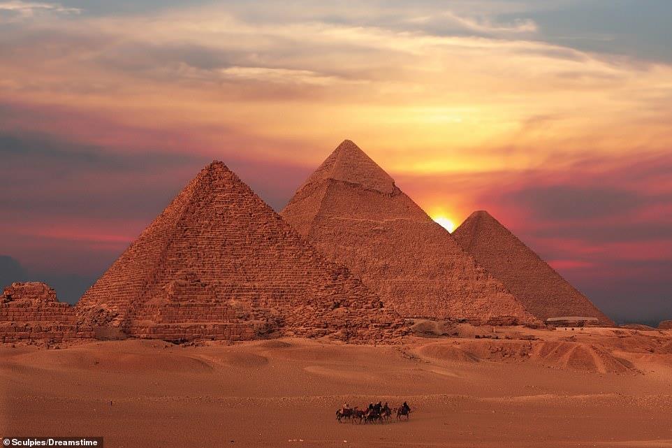 من « الأهرامات» إلى « المنتجعات الشاطئية » شاهد «مصر الساحرة » 