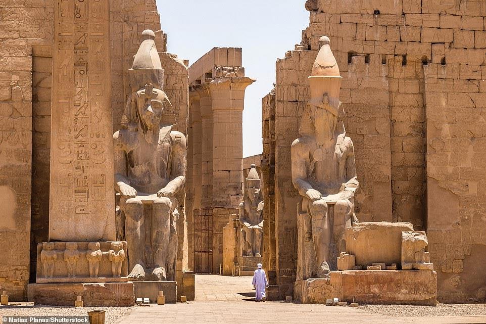 من « الأهرامات» إلى « المنتجعات الشاطئية » شاهد «مصر الساحرة » 