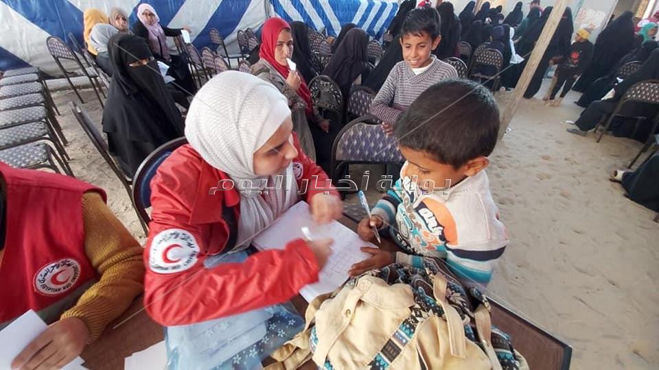  الهلال الأحمر المصرى : توزيع 469 طنًّا من المساعدات الغذائية 