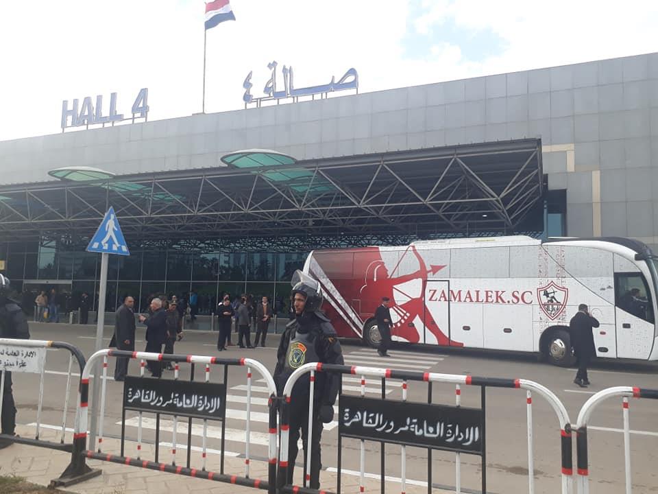 صور الأتوبيس الخاص بنادي الزمالك يصل أمام صالة 4 بمطار القاهرة استعداد لوصول البعثة من أبو ظبي
